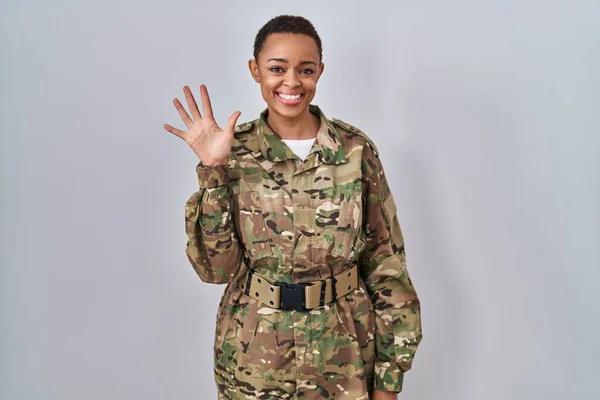 Linda Mulher Afro Americana Vestindo Uniforme Exército Camuflagem Mostrando Apontando — Fotografia de Stock