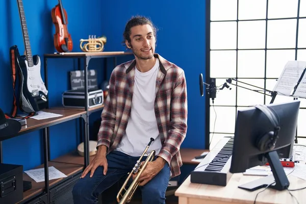 Ung Spansktalende Mand Musiker Smilende Selvsikker Holder Trompet Musikstudie - Stock-foto