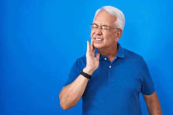 Mann Mittleren Alters Mit Grauen Haaren Die Vor Blauem Hintergrund — Stockfoto