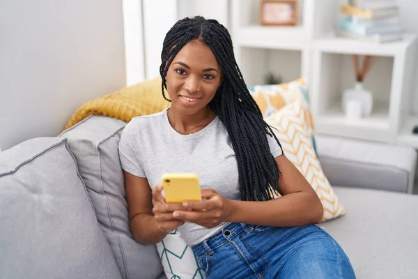 Evdeki Koltukta Oturan Afro Amerikan Kadın Akıllı Telefon Kullanıyor — Stok fotoğraf