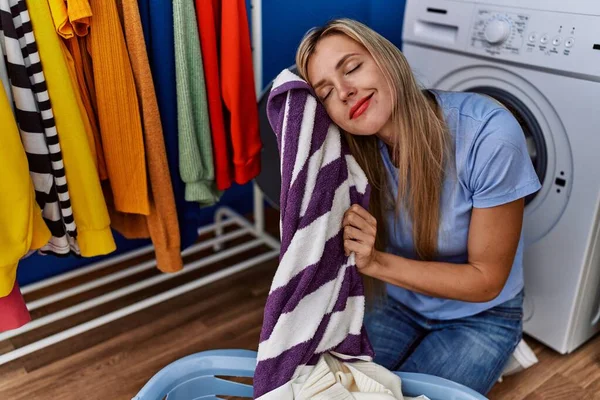 Ung Blond Kvinna Vidrör Ansiktet Med Mjuk Handduk Tvättstugan — Stockfoto