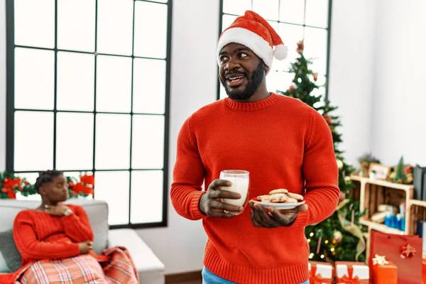 Afroamerikanisches Paar Feiert Weihnachten Hause Mann Lächelt Glücklich Mit Milch — Stockfoto