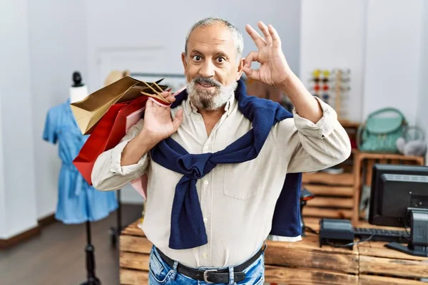 Hübscher Älterer Herr Mit Einkaufstaschen Boutique Shop Macht Zeichen Mit — Stockfoto