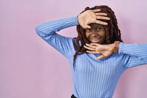 Afrikaanse Vrouw Staan Roze Achtergrond Glimlachend Vrolijk Spelen Gluren Een — Stockfoto