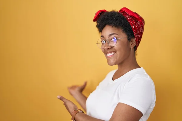 Joven Mujer Afroamericana Pie Sobre Fondo Amarillo Invitando Entrar Sonriente — Foto de Stock