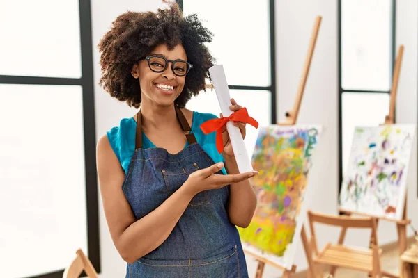 Genç Afro Amerikan Kadın Gülümsüyor Sanat Stüdyosunda Diplomasını Tutuyor — Stok fotoğraf