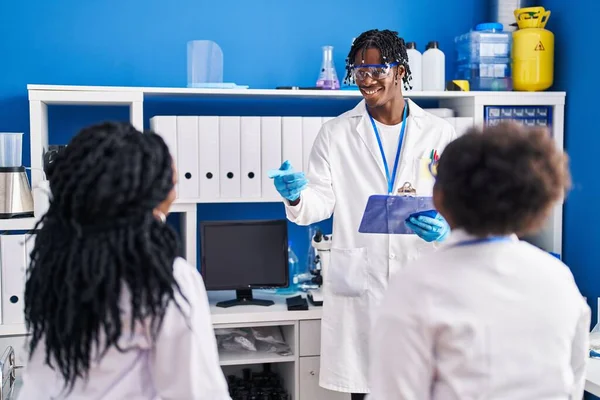 Amigos Afroamericanos Científicos Explican Experimento Laboratorio — Foto de Stock