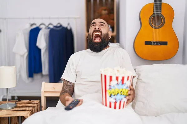 Joven Hombre Hispano Con Barba Tatuajes Comiendo Palomitas Maíz Cama —  Fotos de Stock