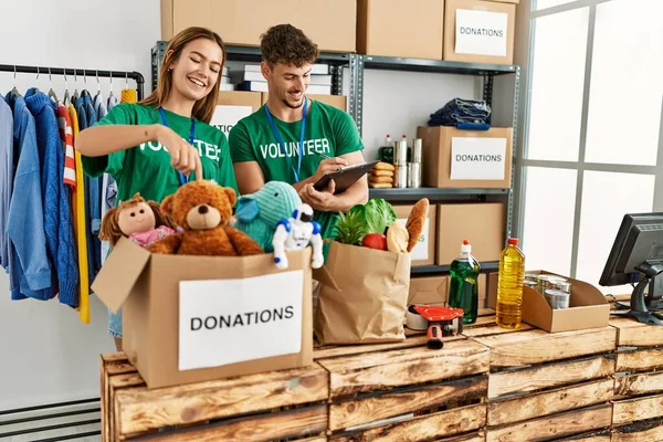 Yardım Merkezinde Çalışmaktan Mutlu Gülümseyen Spanyol Gönüllü Çift — Stok fotoğraf