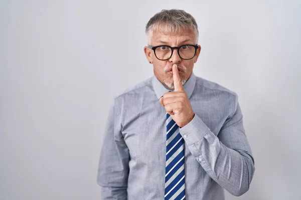 Latynoski Biznesmen Siwymi Włosami Okularach Proszący Ciszę Palcem Ustach Cisza — Zdjęcie stockowe