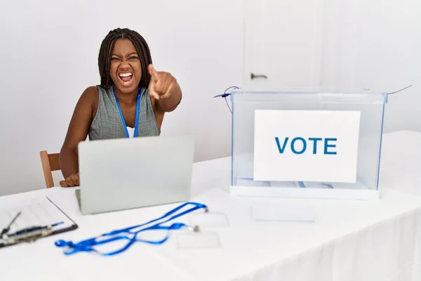 Νεαρή Αφρο Αμερικανίδα Που Εργάζεται Στις Πολιτικές Εκλογές Ψηφοδέλτιο Δείχνοντας — Φωτογραφία Αρχείου