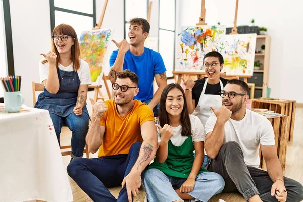 Gruppo Persone Sedute Studio Arte Che Puntano Pollice Verso Alto — Foto Stock