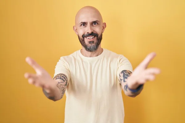 Homem Hispânico Com Tatuagens Sobre Fundo Amarelo Sorrindo Alegre Oferecendo — Fotografia de Stock