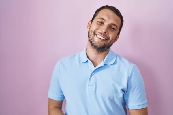 Hombre Hispano Pie Sobre Fondo Rosa Con Las Manos Juntas —  Fotos de Stock