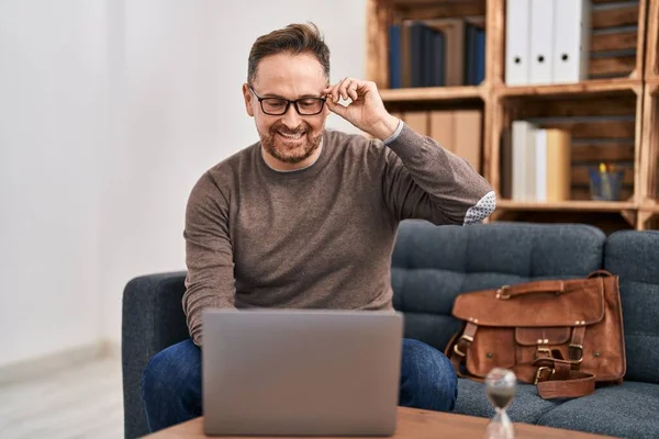 Joven Hombre Caucásico Trabajador Negocios Utilizando Portátil Trabajo Oficina —  Fotos de Stock