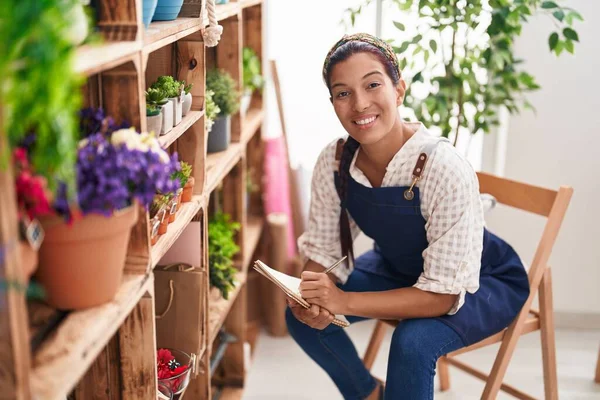 Jeune Belle Hispanique Femme Fleuriste Souriant Écriture Confiante Sur Ordinateur — Photo