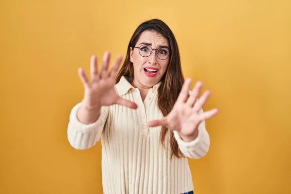 Young Hispanic Woman Standing Yellow Background Afraid Terrified Fear Expression — Foto de Stock