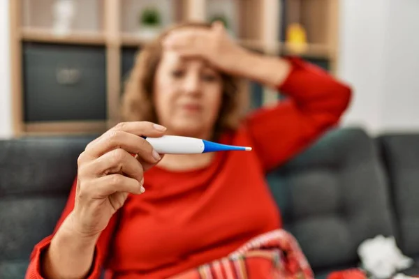 Średniowieczne Choroby Kaukaskie Kobieta Pomiaru Temperatury Siedzi Kanapie Domu — Zdjęcie stockowe