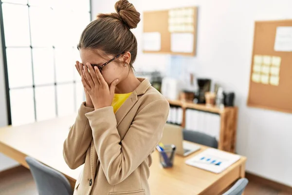 Junge Brünette Teenager Business Stil Büro Mit Traurigem Gesichtsausdruck Der — Stockfoto