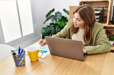 Ofiste çalışan genç İspanyol kadın.