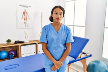 Ağrı kesici kliniğindeki güzel İspanyol fizyoterapist kadın yüzünde ciddi bir ifadeyle rahatladı. Basit ve doğal bir şekilde kameraya bakıyorsun.. 