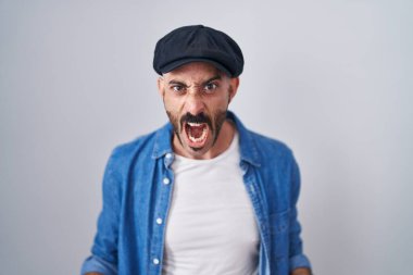 Sakallı İspanyol bir adam izole edilmiş arka planda öfkeli ve öfkeli bağırıyor öfkeyle bağırıyor. öfke ve agresif konsept. 