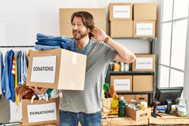 Gönüllü olarak bağış kutusunu tutan yakışıklı, orta yaşlı bir adam... dedikodu ve dedikodulara kulak misafiri oluyor. Sağırlık kavramı. 