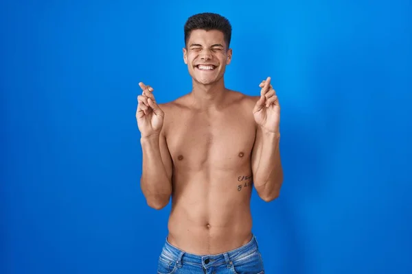 Joven Hombre Hispano Pie Sin Camisa Sobre Fondo Azul Gesto —  Fotos de Stock