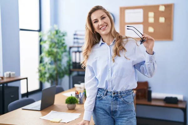 Mujer Joven Rubia Trabajadora Negocios Sonriendo Confiada Oficina — Foto de Stock