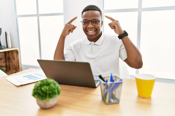 Young African Man Working Office Using Computer Laptop Smiling Pointing — Φωτογραφία Αρχείου