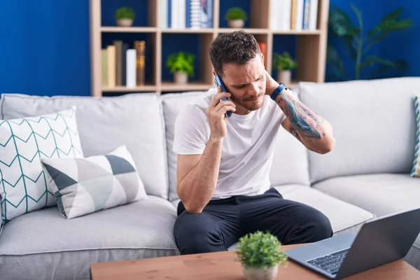 Jonge Spaanse Man Aan Het Praten Smartphone Met Bezorgde Uitdrukking — Stockfoto