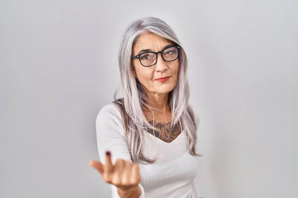 Жінка Середнього Віку Сірим Волоссям Стоїть Над Білим Тлом Стикається — стокове фото