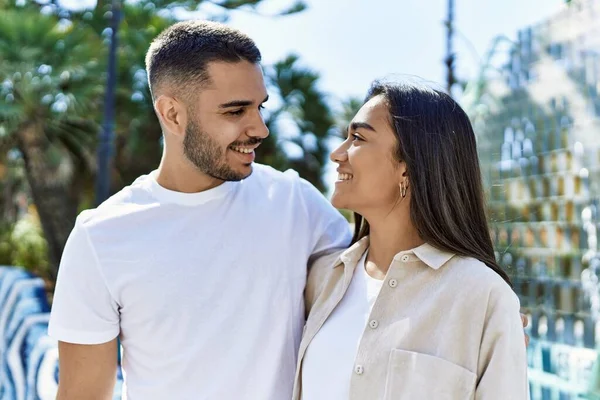 Jovem Casal Latino Sorrindo Feliz Abraçando Cidade — Fotografia de Stock