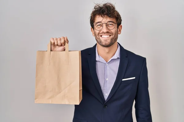 Hispánský Obchodník Drží Doručovací Tašku Vypadá Pozitivně Šťastně Stojící Usmívá — Stock fotografie