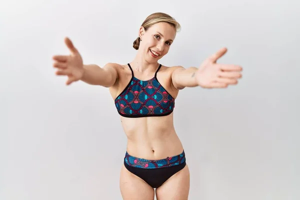 Ung Blond Kvinna Sportig Bikini Över Isolerad Bakgrund Tittar Kameran — Stockfoto