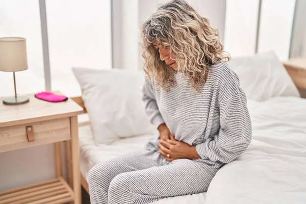 Mujer Mediana Edad Que Sufre Dolor Menstrual Sentado Cama Dormitorio — Foto de Stock