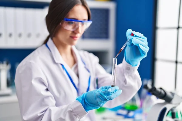 Jovem Bela Mulher Hispânica Cientista Derramando Sangue Tubo Teste Laboratório — Fotografia de Stock