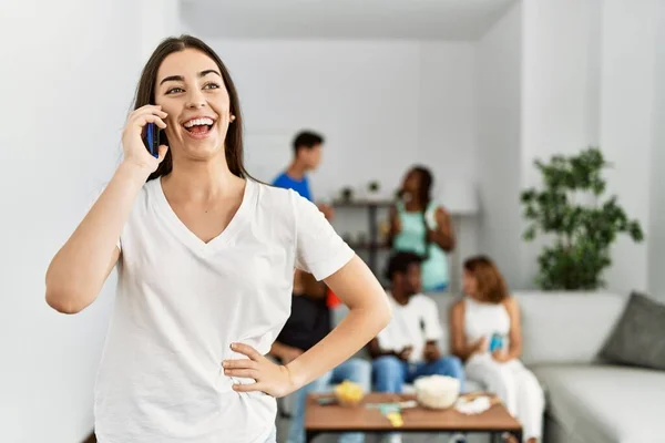 Grupo Jóvenes Amigos Sonriendo Felices Sentados Sofá Mujer Hablando Teléfono — Foto de Stock