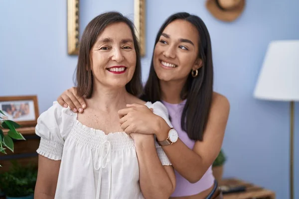 Two Women Mother Daughter Smiling Confident Hugging Each Other Home — Stock Photo, Image