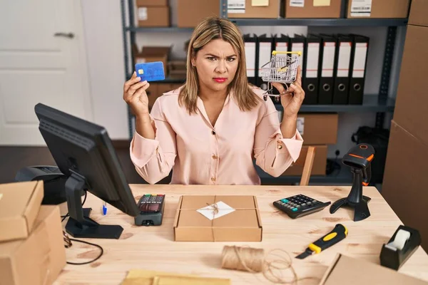 Mujer Hispana Joven Que Trabaja Comercio Electrónico Pequeñas Empresas Con —  Fotos de Stock