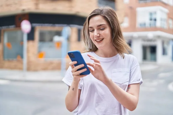 Sokakta Akıllı Telefon Kullanan Kendine Güvenen Genç Bir Kadın — Stok fotoğraf