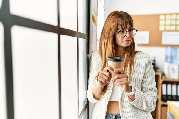 Young Hispanic Businesswoman Serious Expression Drinking Coffee Standing Window Office — Stock Photo, Image