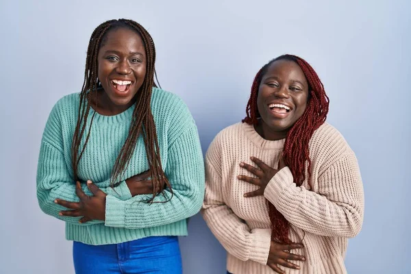 Twee Afrikaanse Vrouw Die Een Blauwe Achtergrond Staat Lachen Hard — Stockfoto