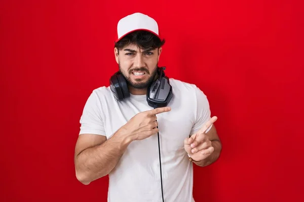 Ισπανόφωνος Άνδρας Γενειάδα Φορώντας Gamer Καπέλο Και Ακουστικά Δείχνοντας Στην — Φωτογραφία Αρχείου