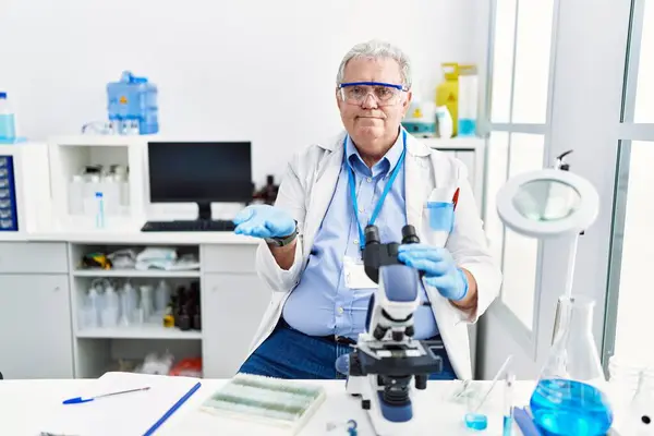 Hombre Caucásico Mayor Trabajando Laboratorio Científico Señalando Lado Con Las —  Fotos de Stock