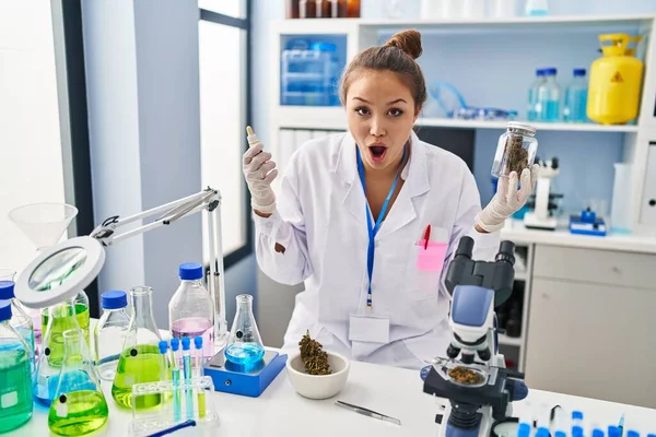 Latin Kökenli Genç Bir Kadın Laboratuvarda Temizliyor Şaşırmış Şaşırmış Bir — Stok fotoğraf