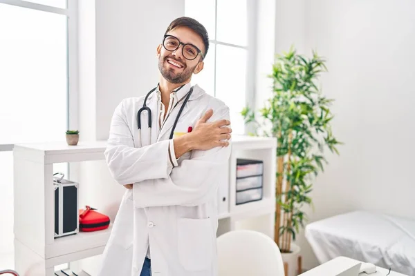 Spanyol Adam Doktor Üniforması Giyiyor Steteskop Takıyor Mutlu Pozitif Kendinden — Stok fotoğraf