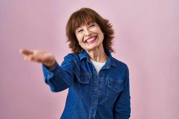 Femme Moyen Âge Debout Sur Fond Rose Souriant Amical Offrant — Photo