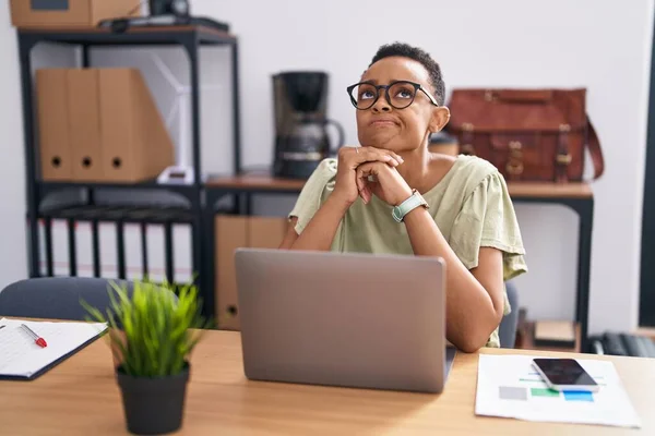 Femme Afro Américaine Travailleur Affaires Utilisant Ordinateur Portable Travaillant Bureau — Photo