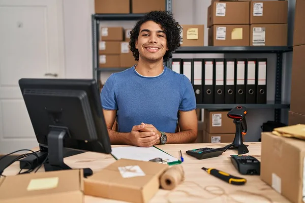 Homem Hispânico Com Cabelo Encaracolado Trabalhando Comércio Eletrônico Pequenas Empresas — Fotografia de Stock